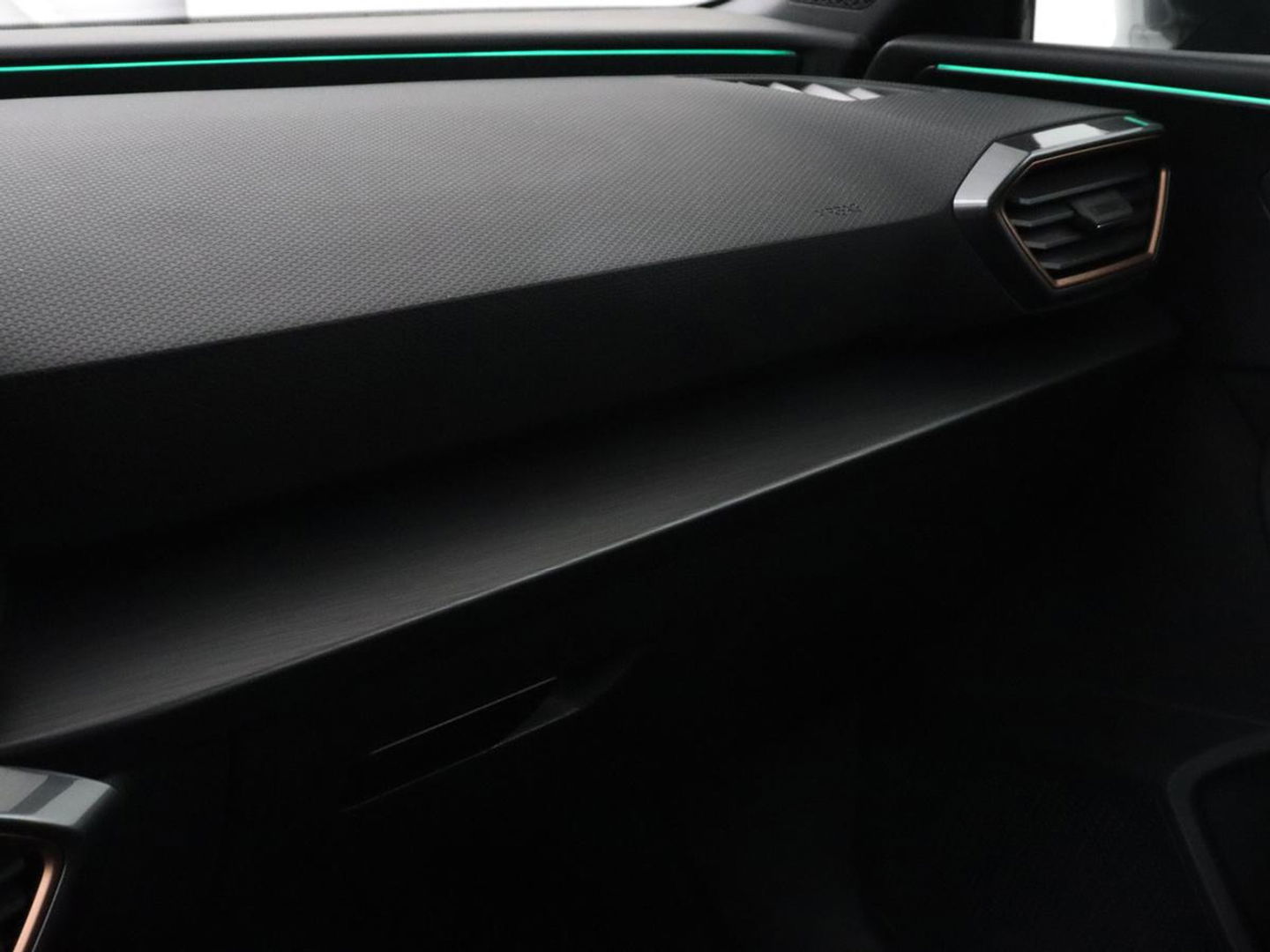CUPRA Leon 1.4 e-Hybrid VZ | 245pk | Stoel & stuurverwarming | Camera | Carplay | Adaptive cruise | Navigatie | Keyless | Full LED | PHEV