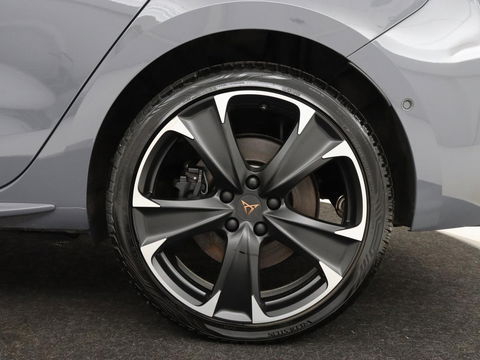 CUPRA Leon 1.4 e-Hybrid VZ | 245pk | Stoel & stuurverwarming | Camera | Carplay | Adaptive cruise | Navigatie | Keyless | Full LED | PHEV