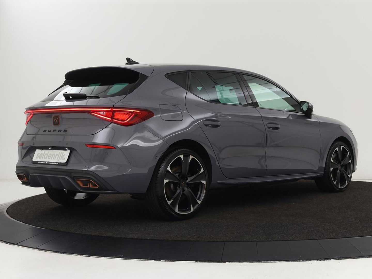 CUPRA Leon 1.4 e-Hybrid VZ | 245pk | Stoel & stuurverwarming | Camera | Carplay | Adaptive cruise | Navigatie | Keyless | Full LED | PHEV