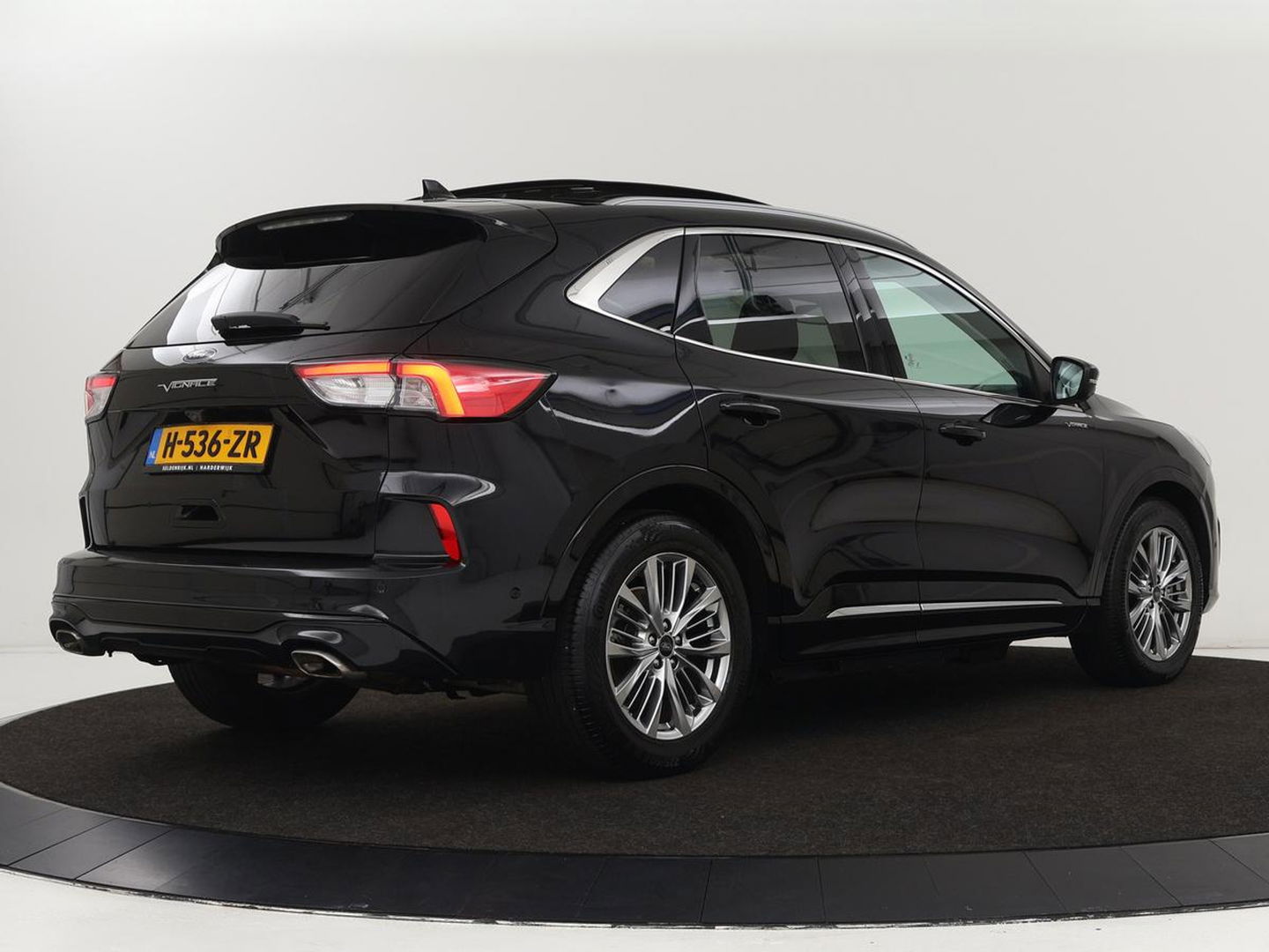 Ford Kuga 2.5 PHEV Vignale | Panoramadak | Leder | Head-Up | Stoel & stuurverwarming | Camera | Adaptive cruise | B&O Sound | Carplay | Navigatie | Full LED | Keyless