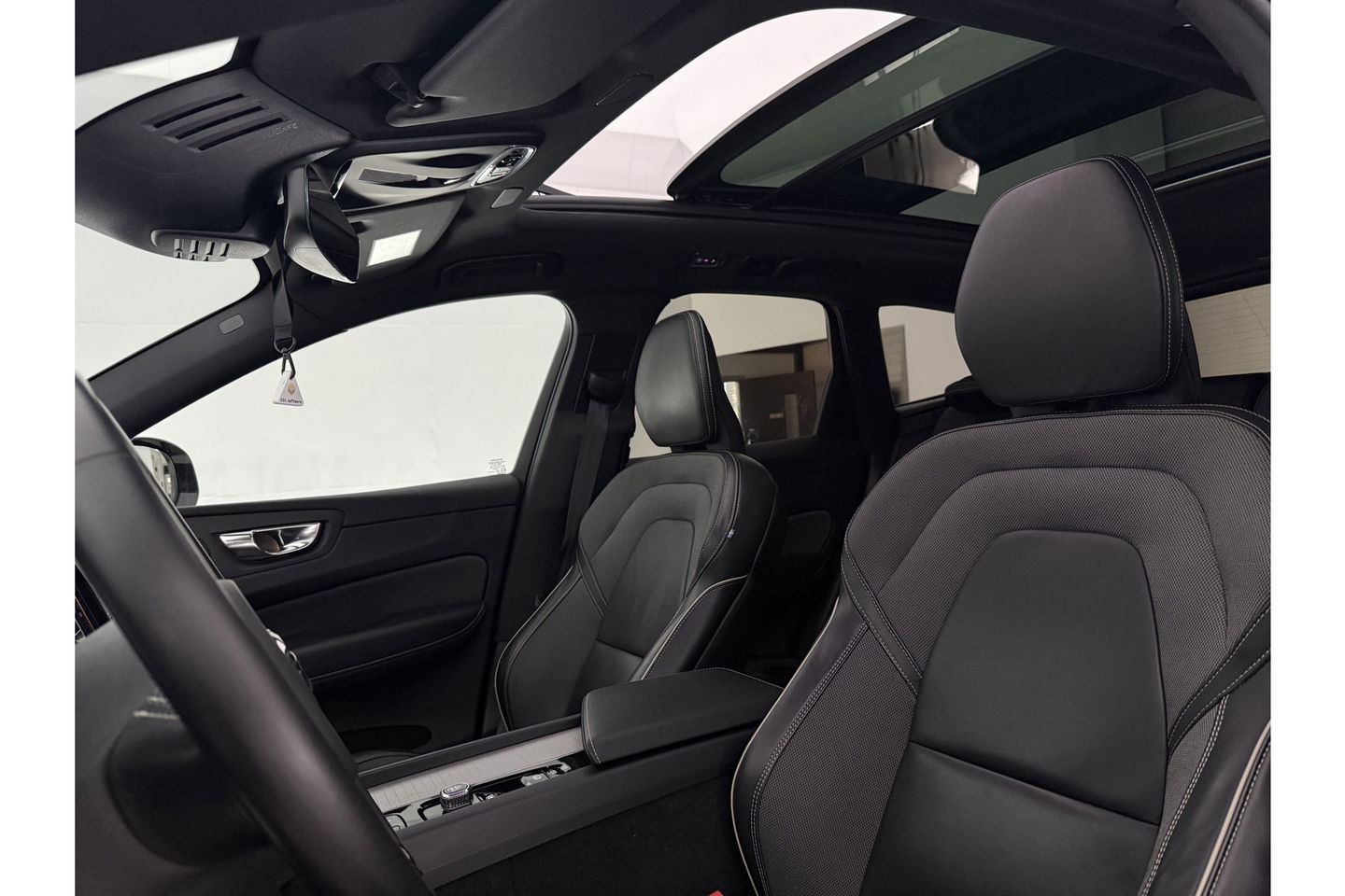 Volvo XC60 2.0 T6 Recharge 340PK Plug-in Hybrid AWD R-design Pano LED H/K Virtual Carlpay Camera Memory Clima Cruise Navi PDC 21''LMV