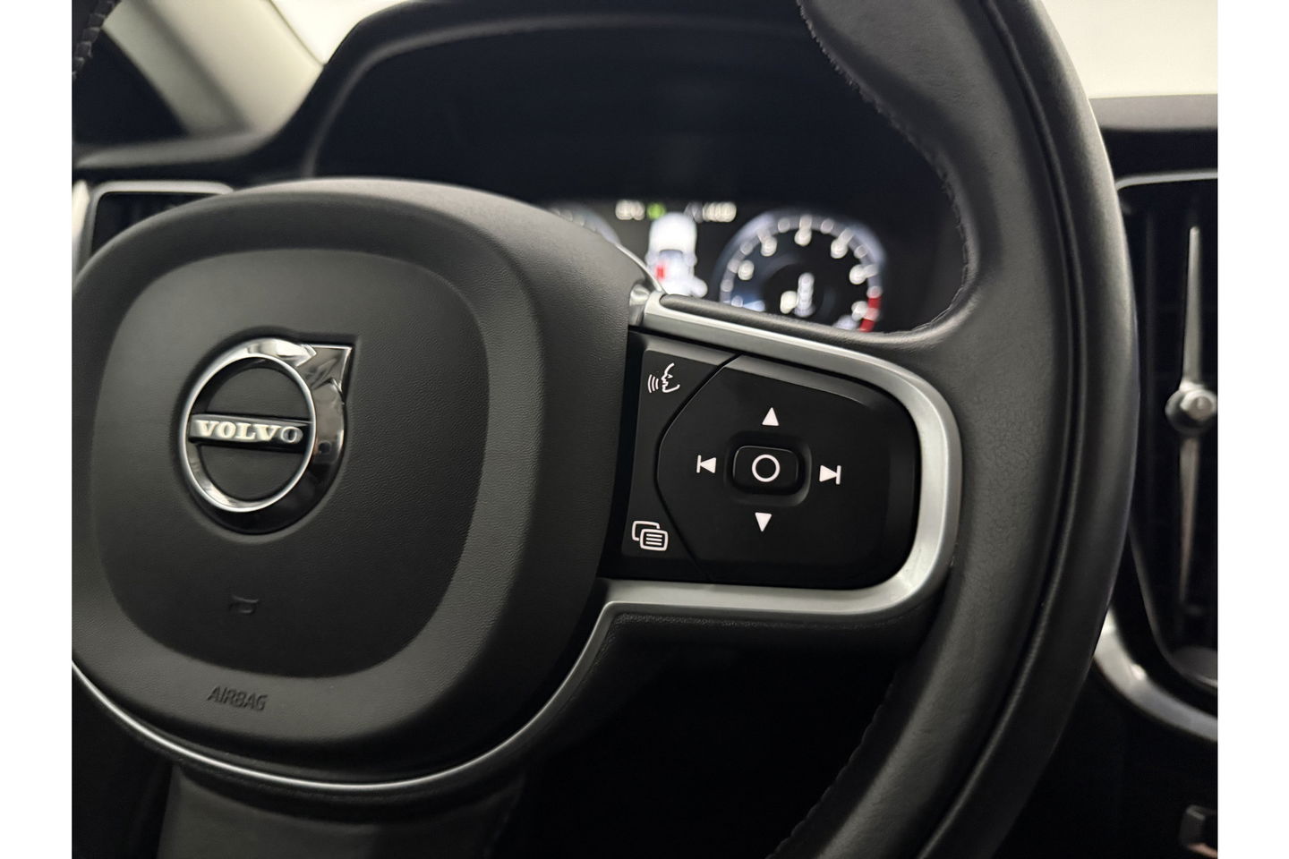 Volvo V60 2.0 B3 Inscription 174PK Airco Cruise Camera Carplay LED Navi Virtual Leder PDC 19"LMV