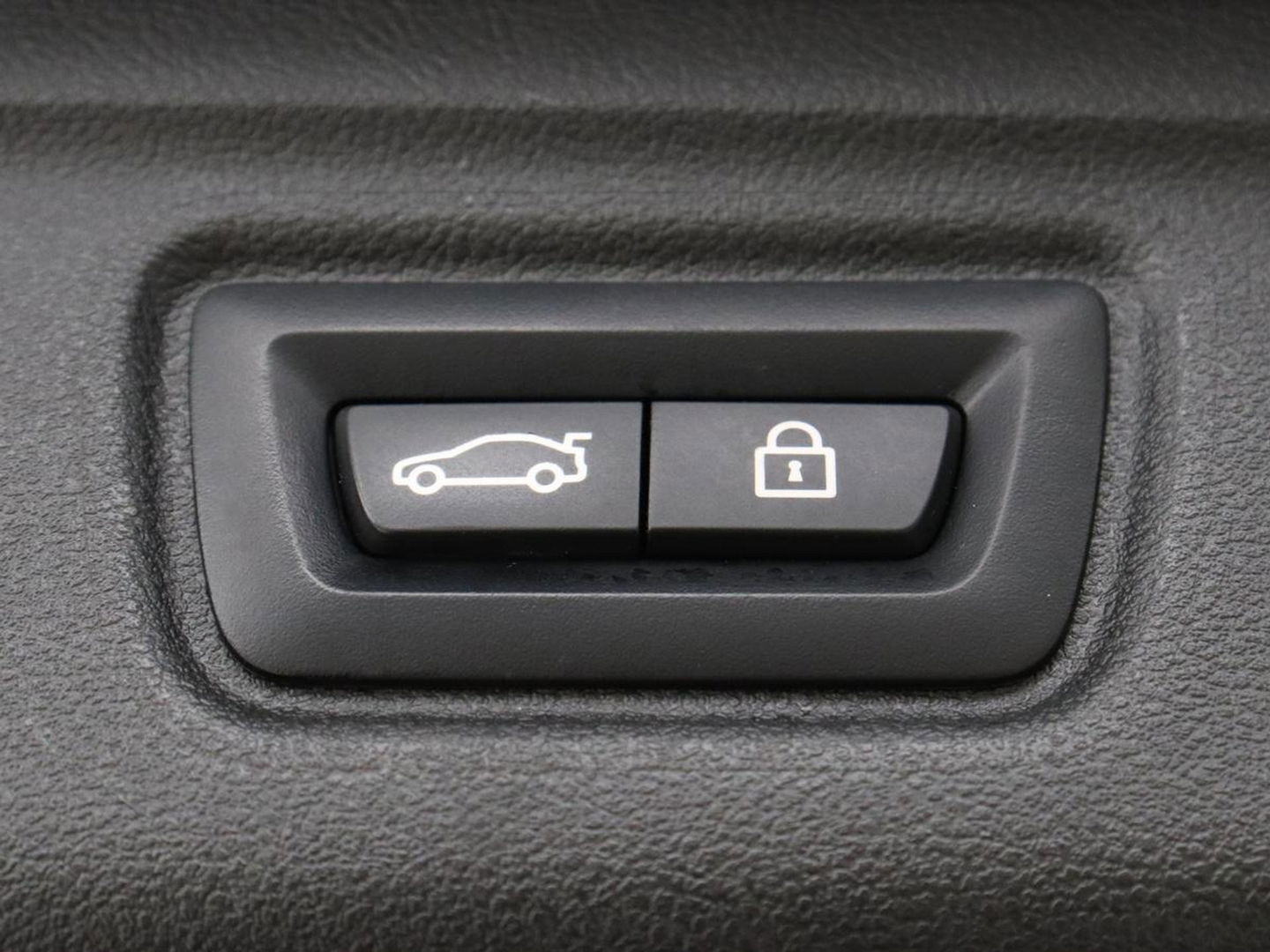 BMW 3-serie 320e M Sport | Head-Up | Adaptive cruise | Trekhaak | Leder | Stoelverwarming | Camera | Keyless | Adaptief LED | Carplay | Sfeerverlichting | Navigatie