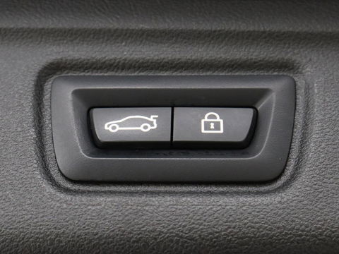 BMW 3-serie 320e M Sport | Head-Up | Adaptive cruise | Trekhaak | Leder | Stoelverwarming | Camera | Keyless | Adaptief LED | Carplay | Sfeerverlichting | Navigatie
