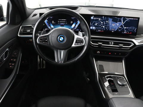 BMW 3-serie 320e M Sport | Head-Up | Adaptive cruise | Trekhaak | Leder | Stoelverwarming | Camera | Keyless | Adaptief LED | Carplay | Sfeerverlichting | Navigatie