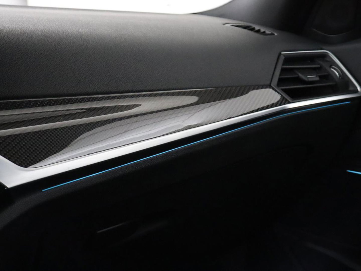 BMW 3-serie 320e M Sport | Head-Up | Adaptive cruise | Trekhaak | Leder | Stoelverwarming | Camera | Keyless | Adaptief LED | Carplay | Sfeerverlichting | Navigatie
