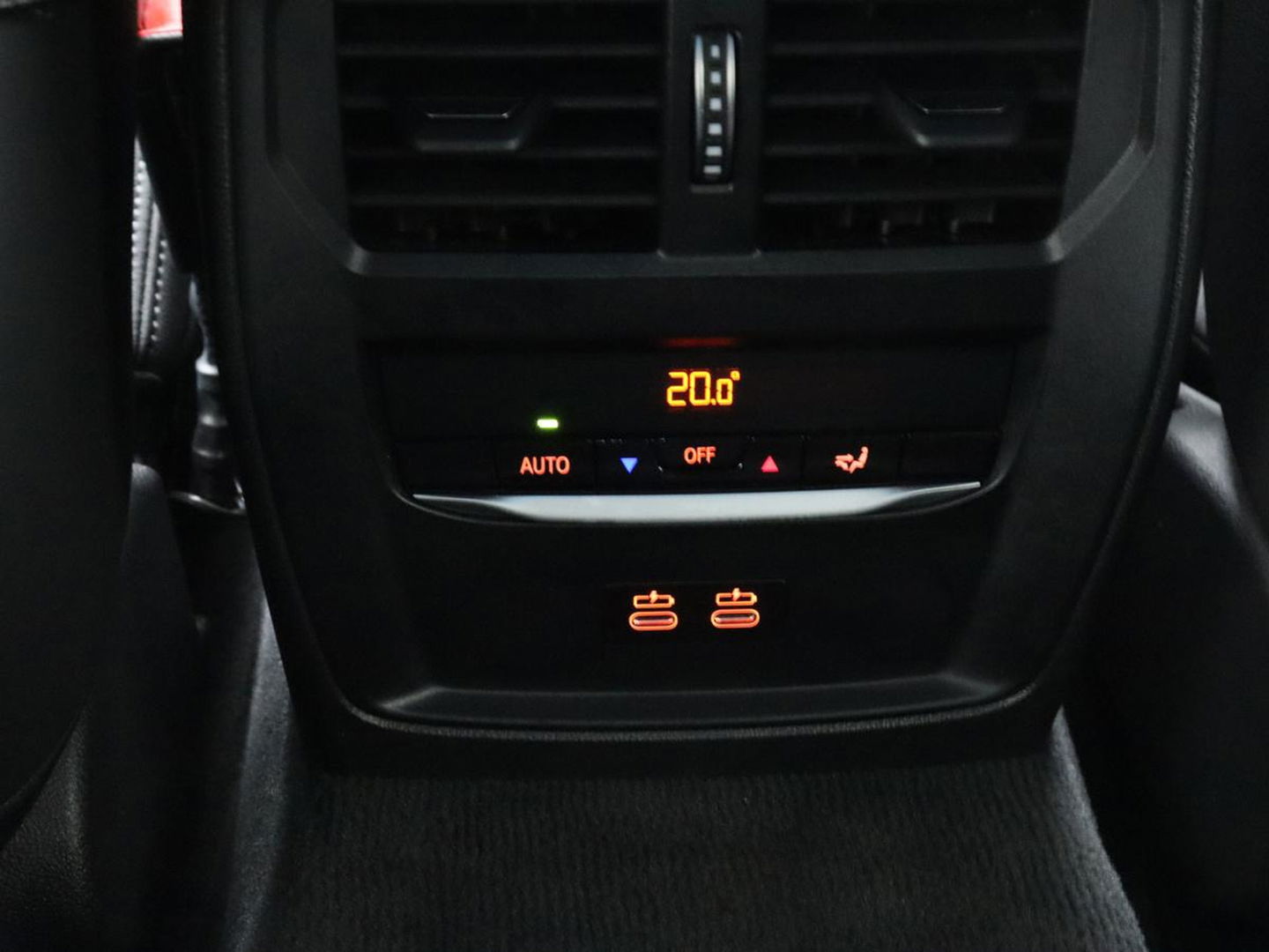 BMW 3-serie 320e M Sport | Head-Up | Adaptive cruise | Trekhaak | Leder | Stoelverwarming | Camera | Keyless | Adaptief LED | Carplay | Sfeerverlichting | Navigatie