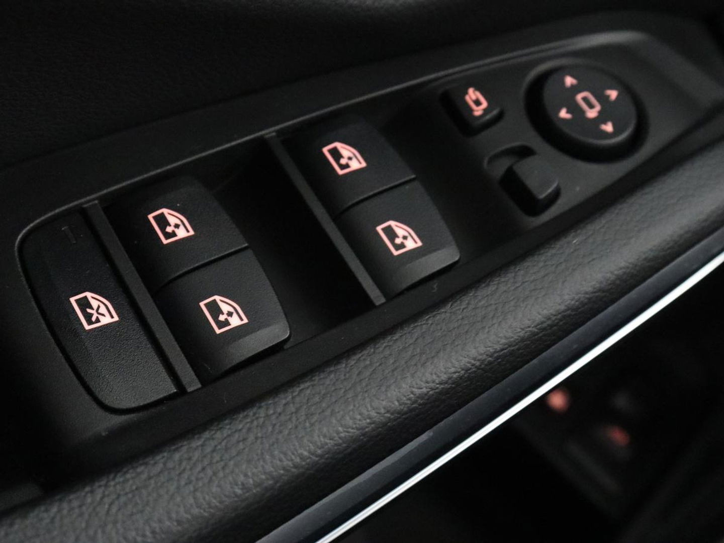 BMW 3-serie 320e M Sport | Head-Up | Adaptive cruise | Trekhaak | Leder | Stoelverwarming | Camera | Keyless | Adaptief LED | Carplay | Sfeerverlichting | Navigatie