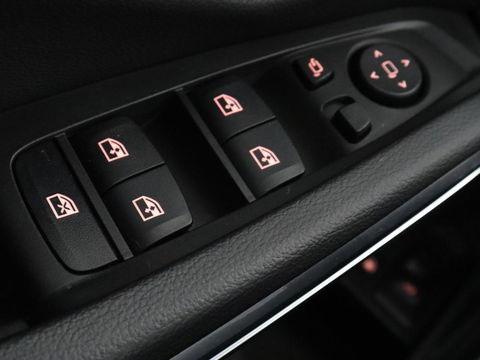 BMW 3-serie 320e M Sport | Head-Up | Adaptive cruise | Trekhaak | Leder | Stoelverwarming | Camera | Keyless | Adaptief LED | Carplay | Sfeerverlichting | Navigatie