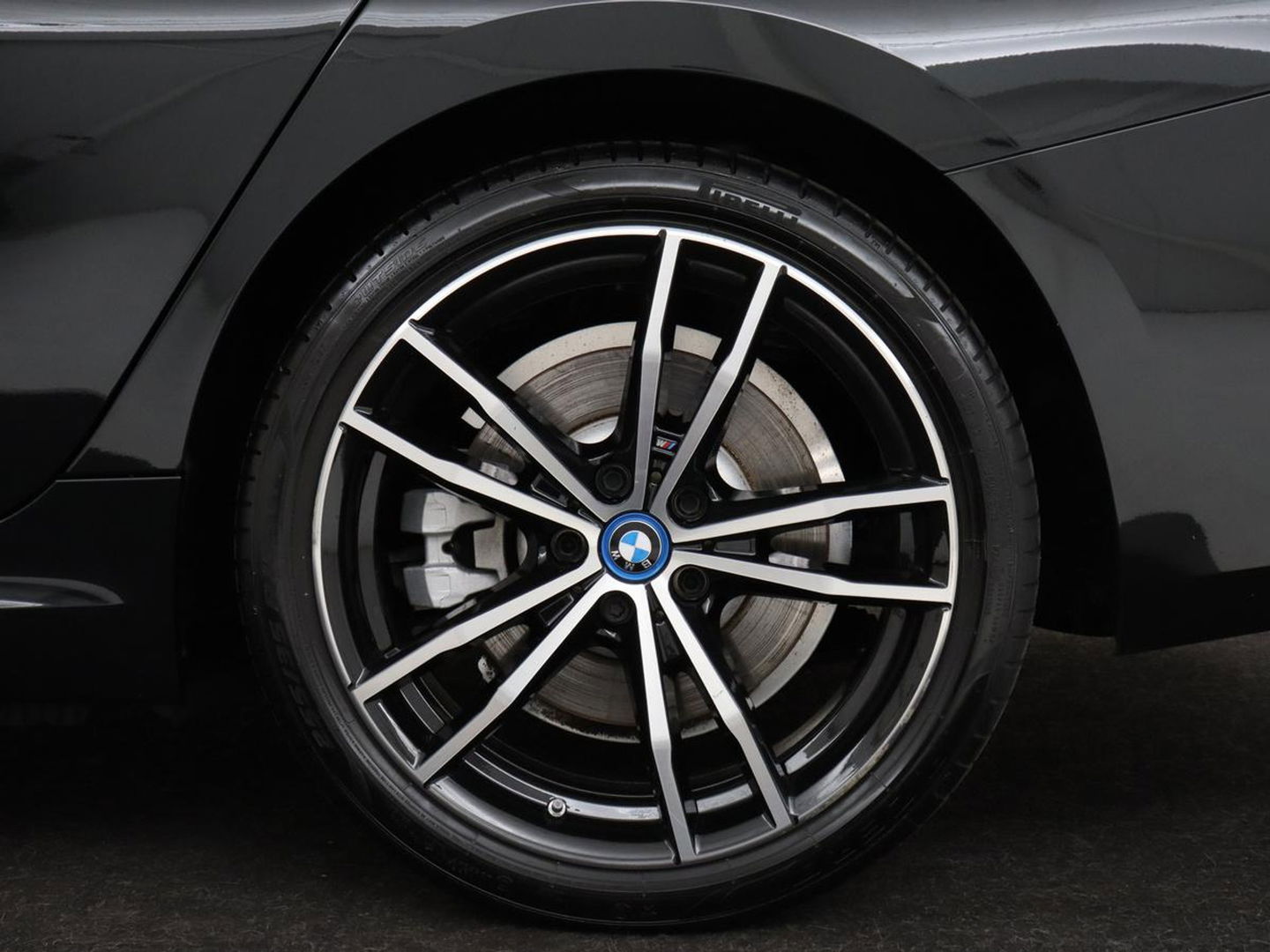 BMW 3-serie 320e M Sport | Head-Up | Adaptive cruise | Trekhaak | Leder | Stoelverwarming | Camera | Keyless | Adaptief LED | Carplay | Sfeerverlichting | Navigatie