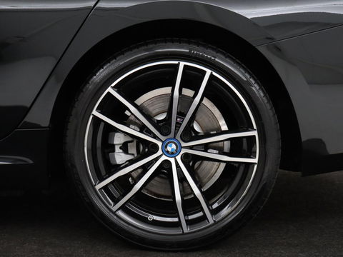BMW 3-serie 320e M Sport | Head-Up | Adaptive cruise | Trekhaak | Leder | Stoelverwarming | Camera | Keyless | Adaptief LED | Carplay | Sfeerverlichting | Navigatie