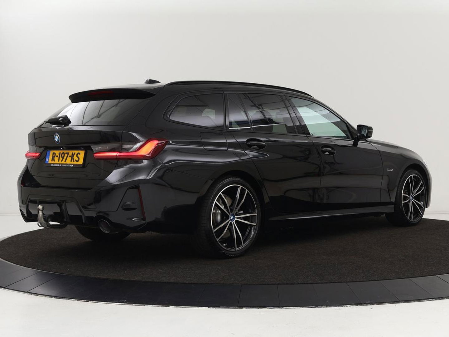 BMW 3-serie 320e M Sport | Head-Up | Adaptive cruise | Trekhaak | Leder | Stoelverwarming | Camera | Keyless | Adaptief LED | Carplay | Sfeerverlichting | Navigatie