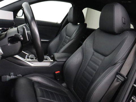 BMW 3-serie 320e M Sport | Head-Up | Adaptive cruise | Trekhaak | Leder | Stoelverwarming | Camera | Keyless | Adaptief LED | Carplay | Sfeerverlichting | Navigatie