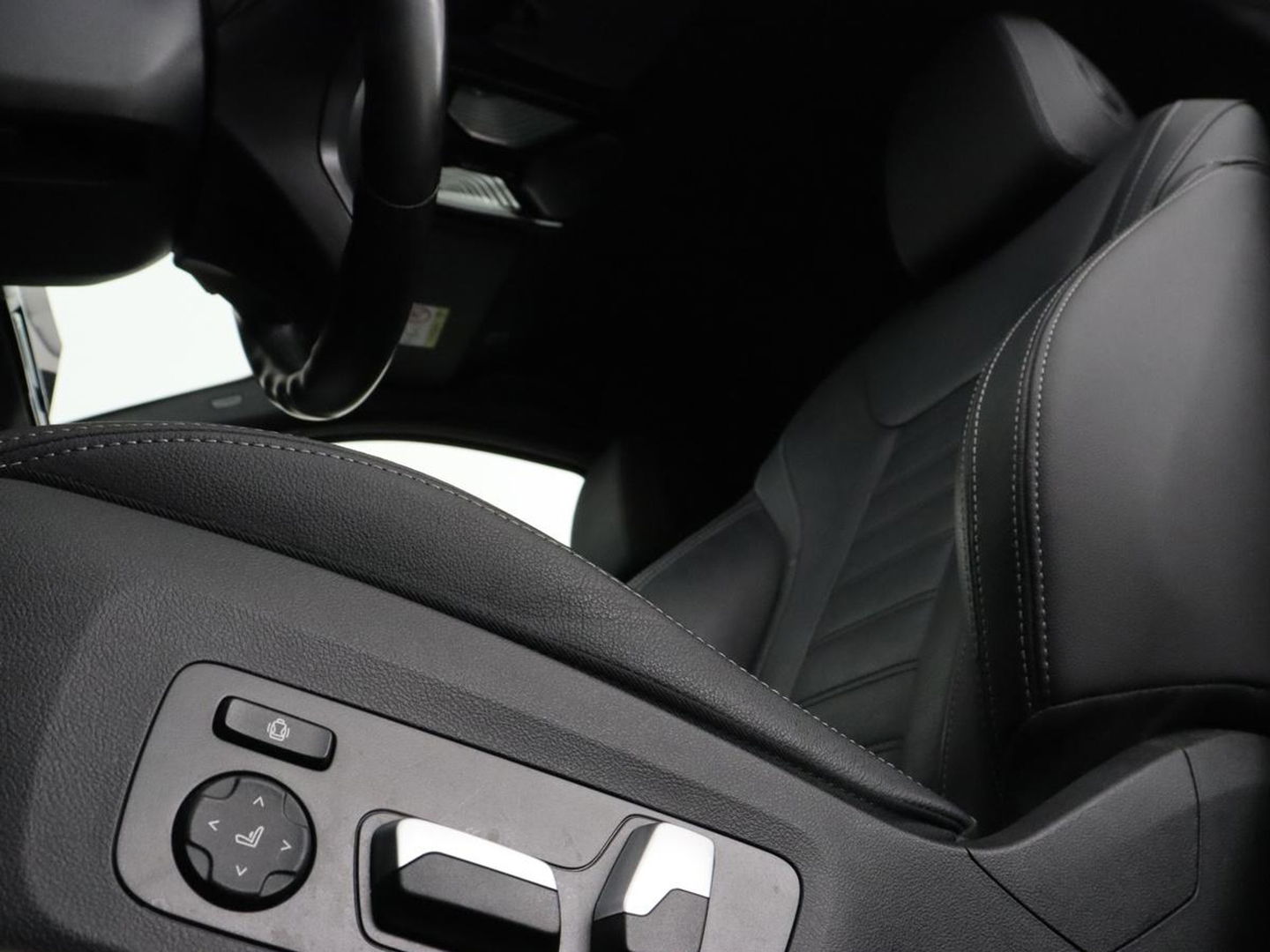 BMW 3-serie 320e M Sport | Head-Up | Adaptive cruise | Trekhaak | Leder | Stoelverwarming | Camera | Keyless | Adaptief LED | Carplay | Sfeerverlichting | Navigatie