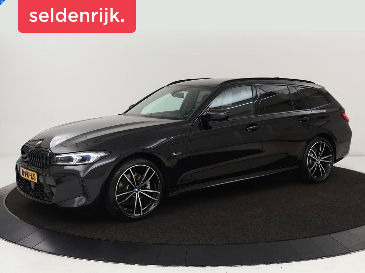BMW 3-serie 320e M Sport | Head-Up | Adaptive cruise | Trekhaak | Leder | Stoelverwarming | Camera | Keyless | Adaptief LED | Carplay | Sfeerverlichting | Navigatie