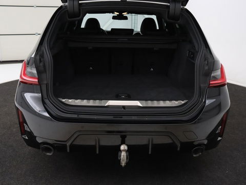 BMW 3-serie 320e M Sport | Head-Up | Adaptive cruise | Trekhaak | Leder | Stoelverwarming | Camera | Keyless | Adaptief LED | Carplay | Sfeerverlichting | Navigatie