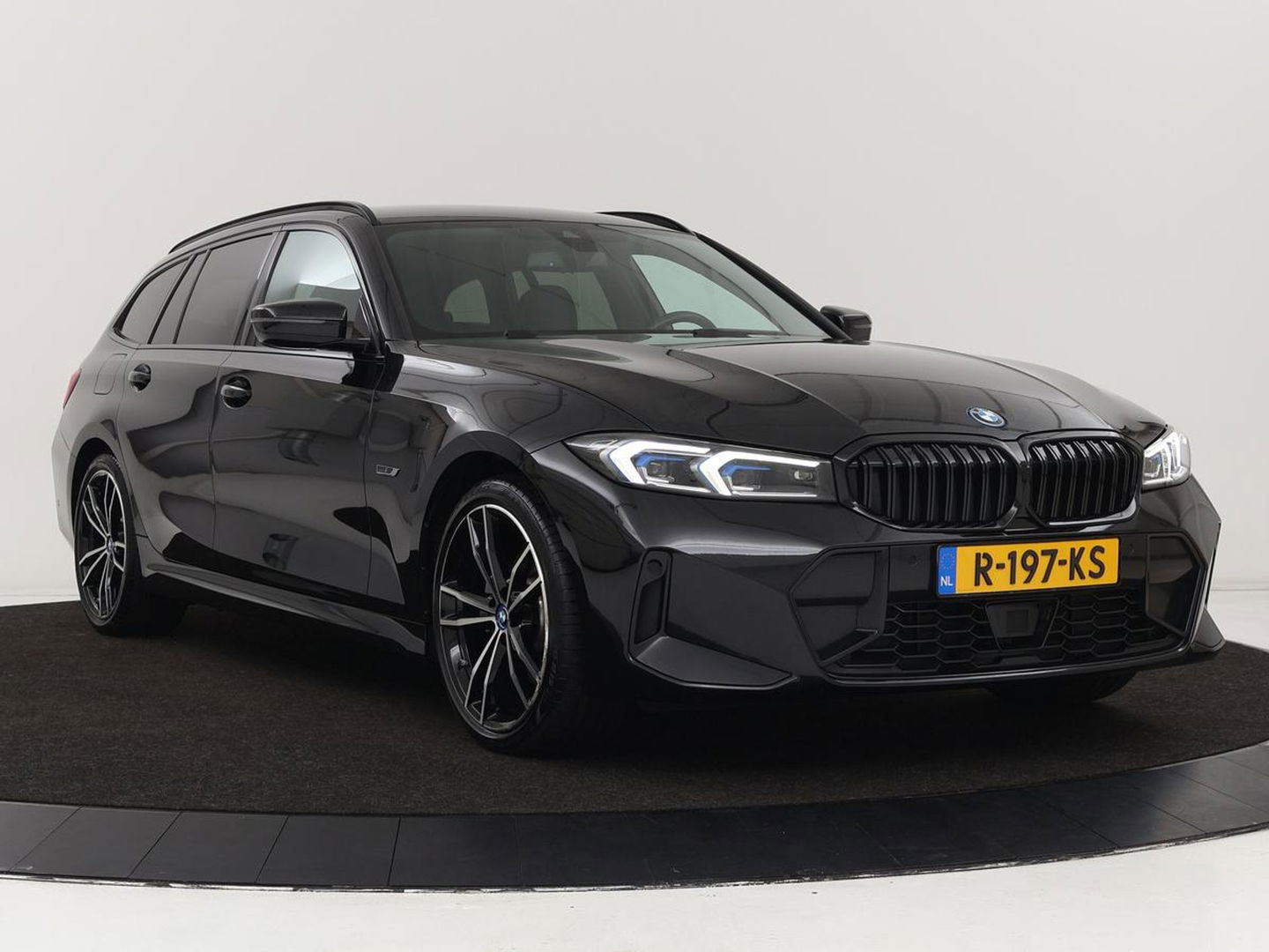 BMW 3-serie 320e M Sport | Head-Up | Adaptive cruise | Trekhaak | Leder | Stoelverwarming | Camera | Keyless | Adaptief LED | Carplay | Sfeerverlichting | Navigatie