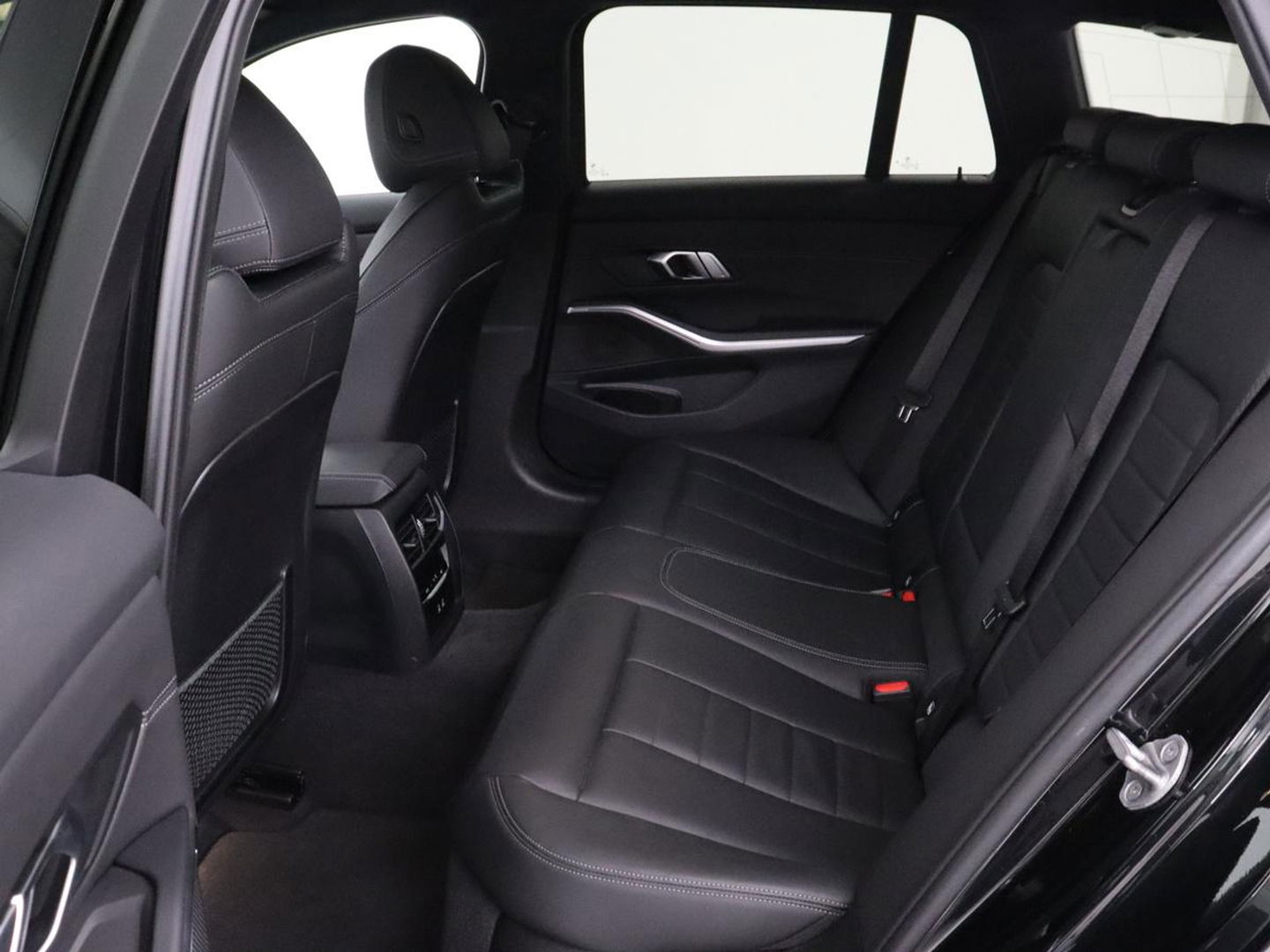 BMW 3-serie 320e M Sport | Head-Up | Adaptive cruise | Trekhaak | Leder | Stoelverwarming | Camera | Keyless | Adaptief LED | Carplay | Sfeerverlichting | Navigatie
