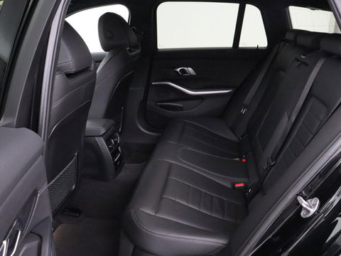 BMW 3-serie 320e M Sport | Head-Up | Adaptive cruise | Trekhaak | Leder | Stoelverwarming | Camera | Keyless | Adaptief LED | Carplay | Sfeerverlichting | Navigatie