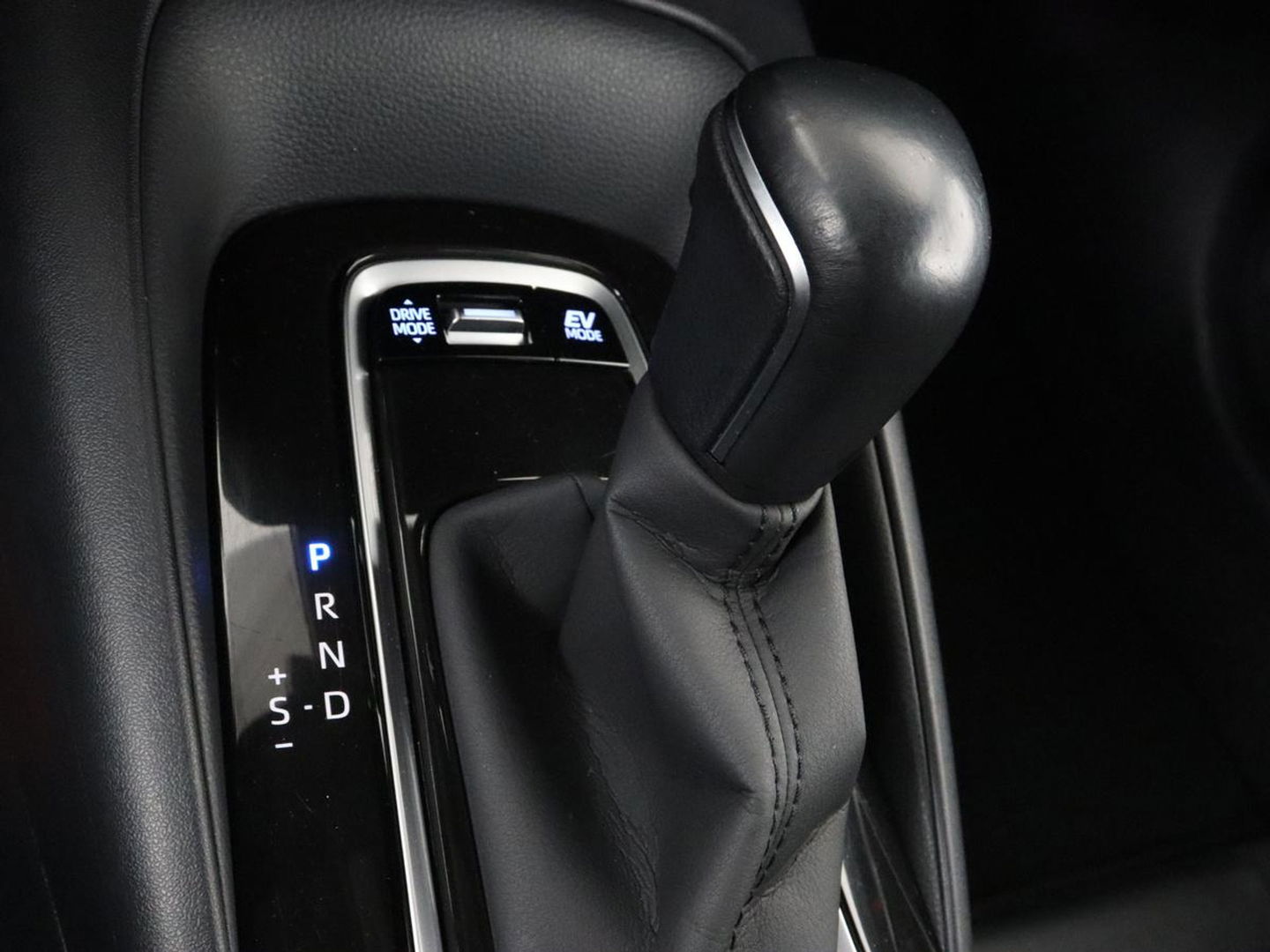 Toyota Corolla 2.0 Hybrid Dynamic | Carplay | Adaptive cruise | Navigatie | Camera | Full LED | Climate control | Keyless | DAB | Getint glas