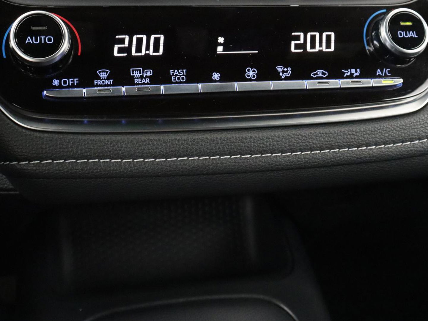 Toyota Corolla 2.0 Hybrid Dynamic | Carplay | Adaptive cruise | Navigatie | Camera | Full LED | Climate control | Keyless | DAB | Getint glas