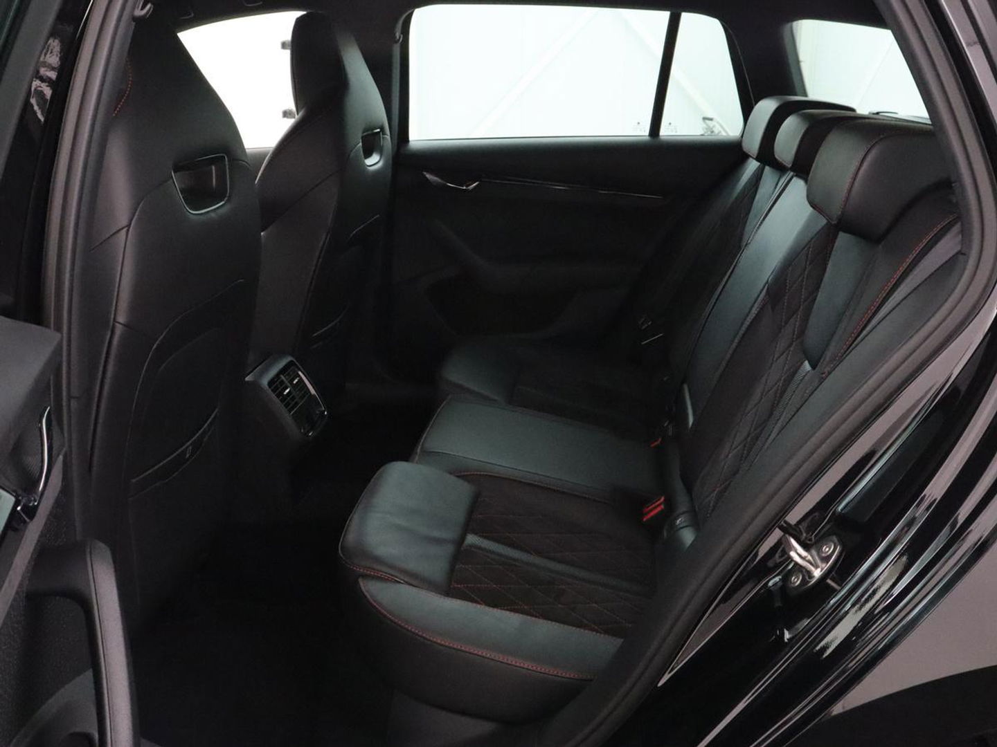 Škoda Octavia 1.4 TSI RS iV PHEV | Head-Up | Stoel & stuurverwarming | Adaptive cruise | Standkachel | Matrix LED | Massage | Alcantara | Camera | Carplay | Memory | Canton Sound | Virtual Cockpit | Side Assist