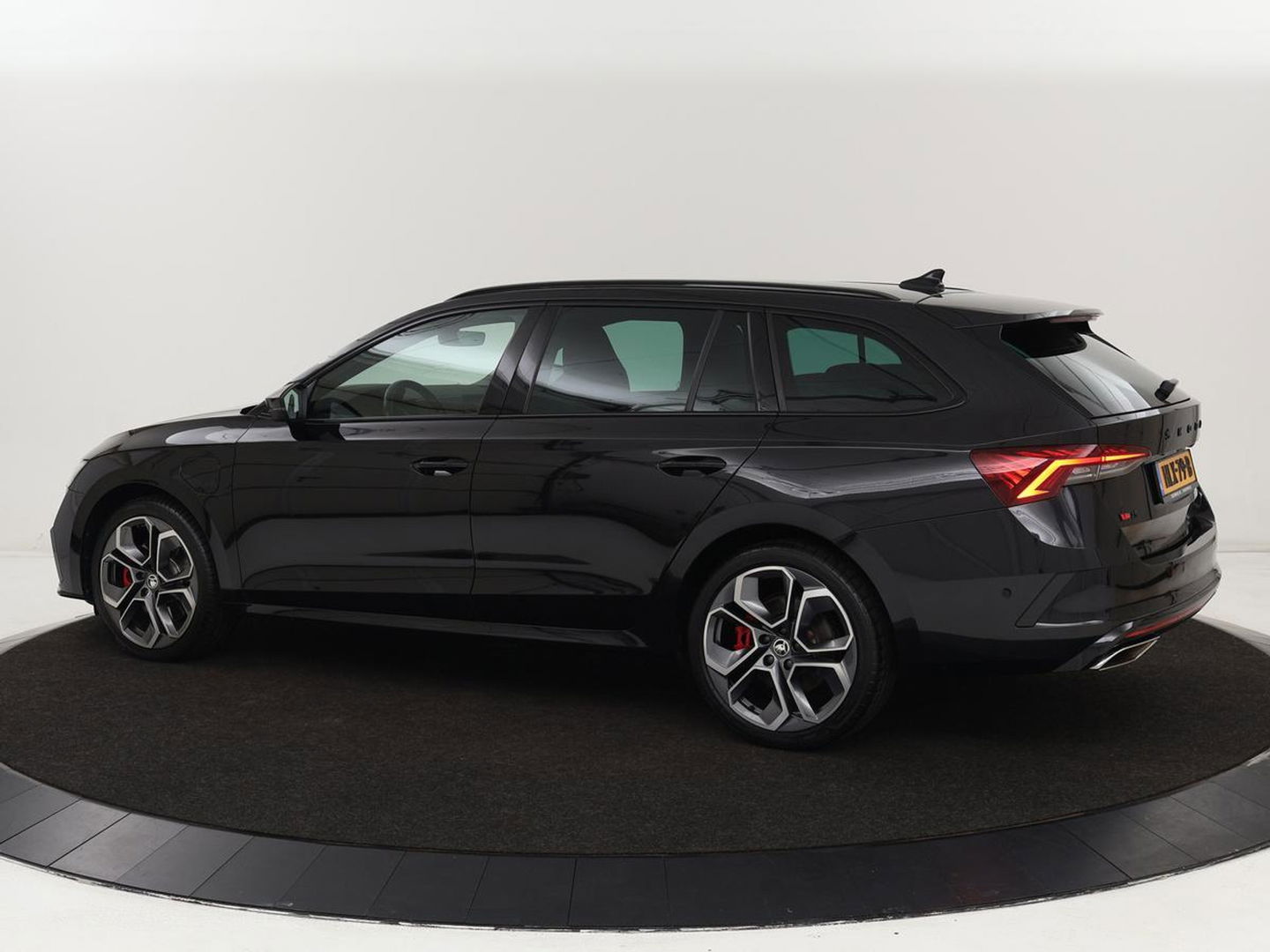 Škoda Octavia 1.4 TSI RS iV PHEV | Head-Up | Stoel & stuurverwarming | Adaptive cruise | Standkachel | Matrix LED | Massage | Alcantara | Camera | Carplay | Memory | Canton Sound | Virtual Cockpit | Side Assist