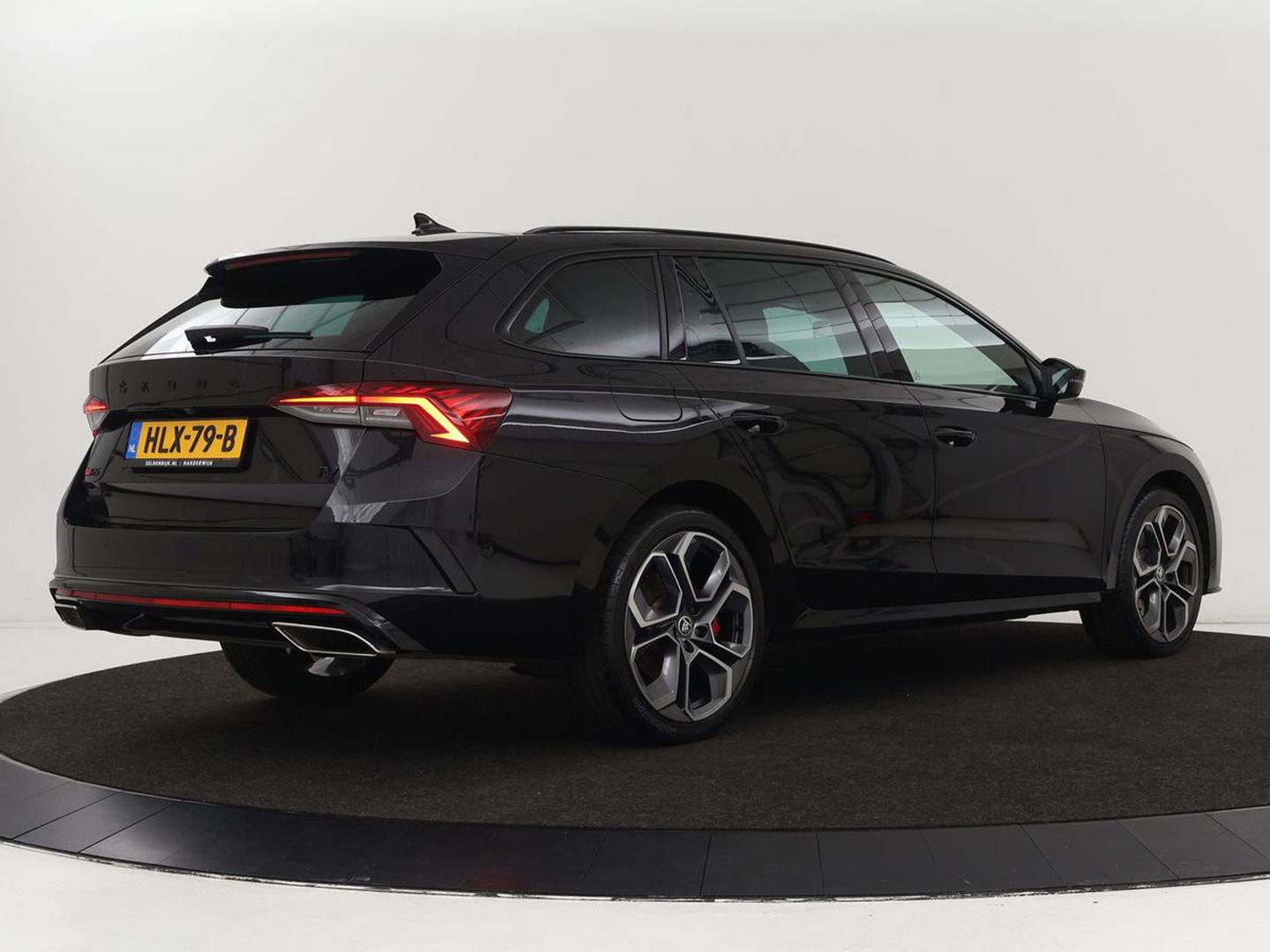 Škoda Octavia 1.4 TSI RS iV PHEV | Head-Up | Stoel & stuurverwarming | Adaptive cruise | Standkachel | Matrix LED | Massage | Alcantara | Camera | Carplay | Memory | Canton Sound | Virtual Cockpit | Side Assist