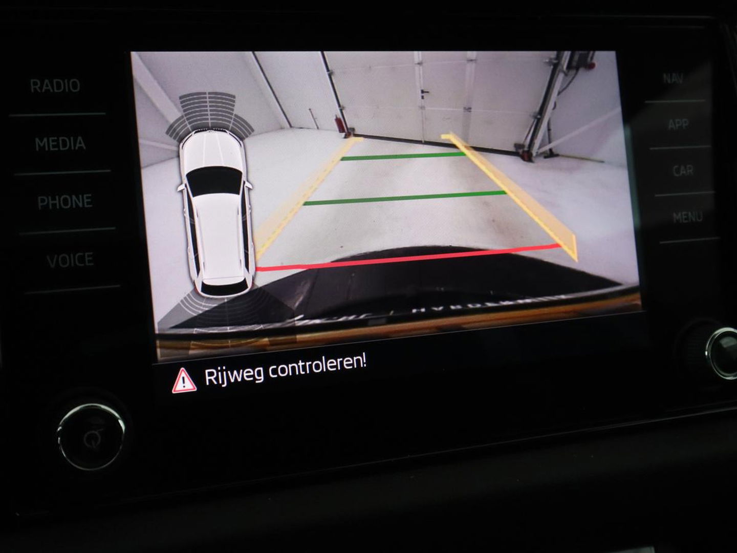 Škoda Kodiaq 1.5 TSI Business Edition | Panoramadak | Stoelverwarming | Adaptive cruise | Trekhaak | Virtual Cockpit | Canton Sound | Keyless | Camera | Navigatie | Carplay | 19'' lichtmetalen velgen
