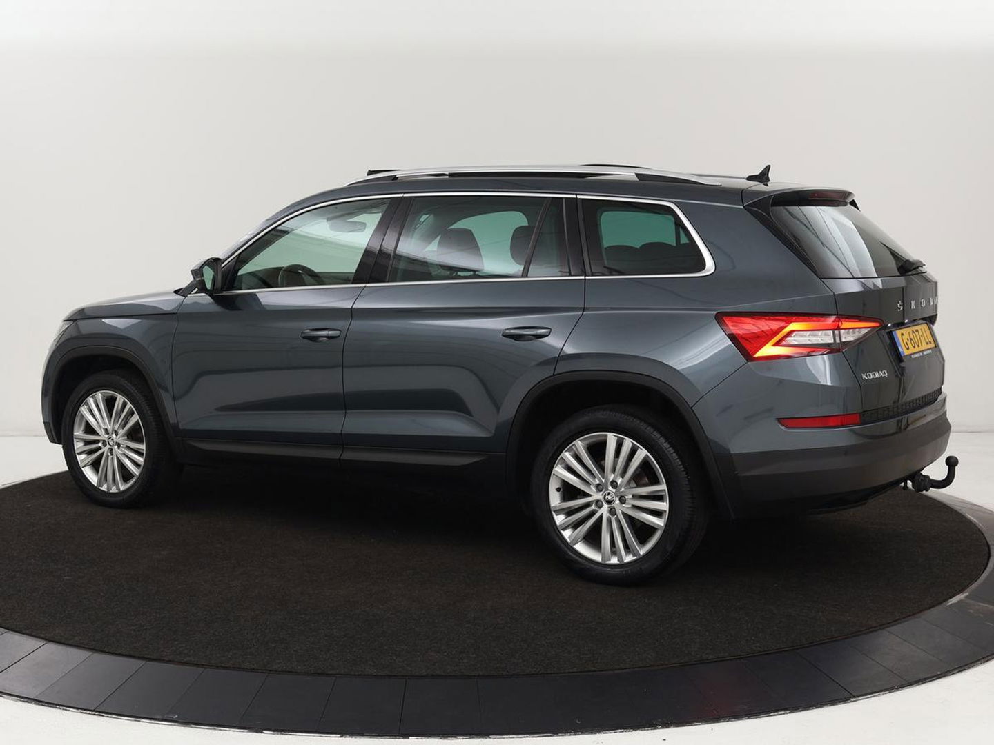 Škoda Kodiaq 1.5 TSI Business Edition | Panoramadak | Stoelverwarming | Adaptive cruise | Trekhaak | Virtual Cockpit | Canton Sound | Keyless | Camera | Navigatie | Carplay | 19'' lichtmetalen velgen