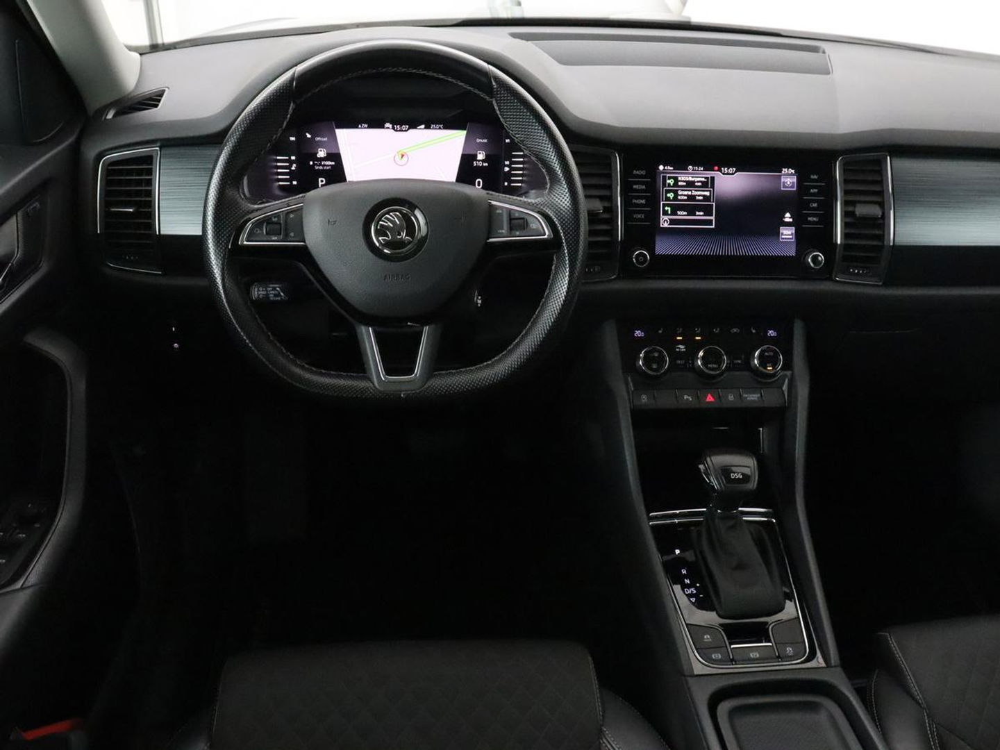 Škoda Kodiaq 1.5 TSI Business Edition | Panoramadak | Stoelverwarming | Adaptive cruise | Trekhaak | Virtual Cockpit | Canton Sound | Keyless | Camera | Navigatie | Carplay | 19'' lichtmetalen velgen