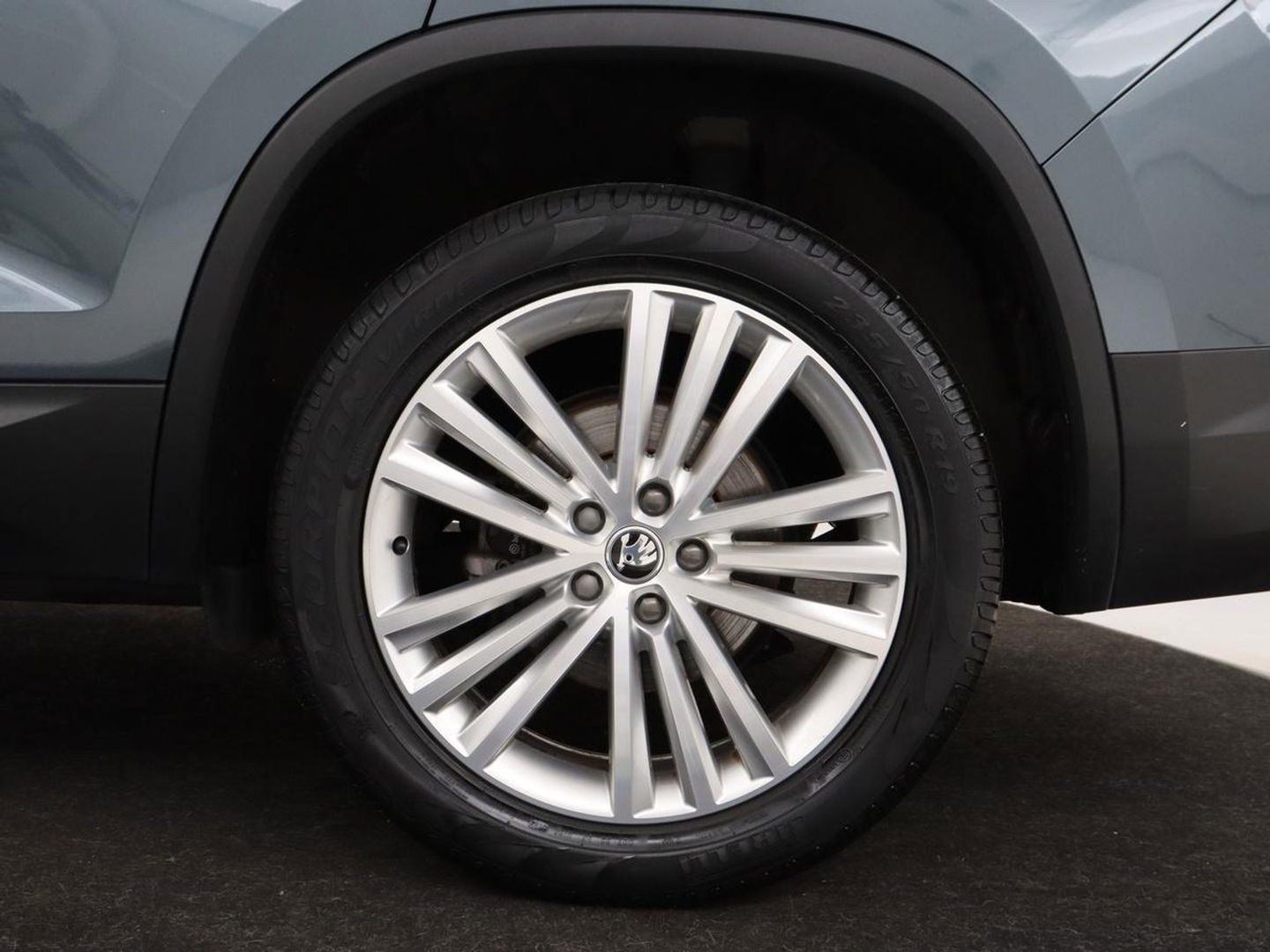 Škoda Kodiaq 1.5 TSI Business Edition | Panoramadak | Stoelverwarming | Adaptive cruise | Trekhaak | Virtual Cockpit | Canton Sound | Keyless | Camera | Navigatie | Carplay | 19'' lichtmetalen velgen