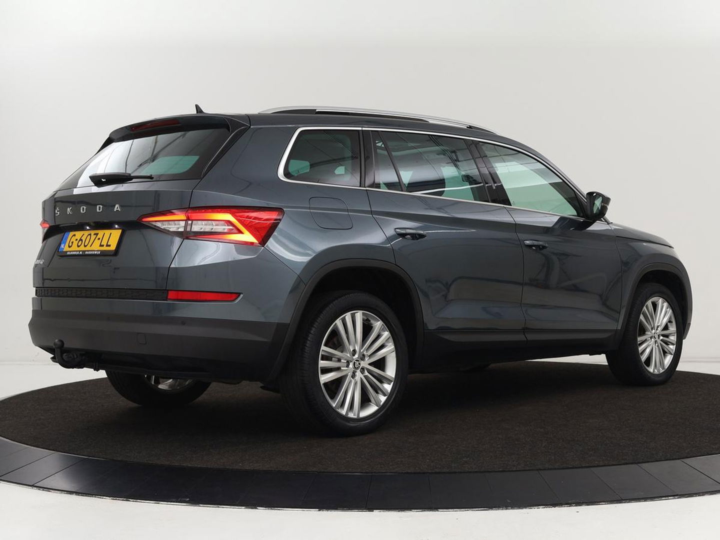 Škoda Kodiaq 1.5 TSI Business Edition | Panoramadak | Stoelverwarming | Adaptive cruise | Trekhaak | Virtual Cockpit | Canton Sound | Keyless | Camera | Navigatie | Carplay | 19'' lichtmetalen velgen