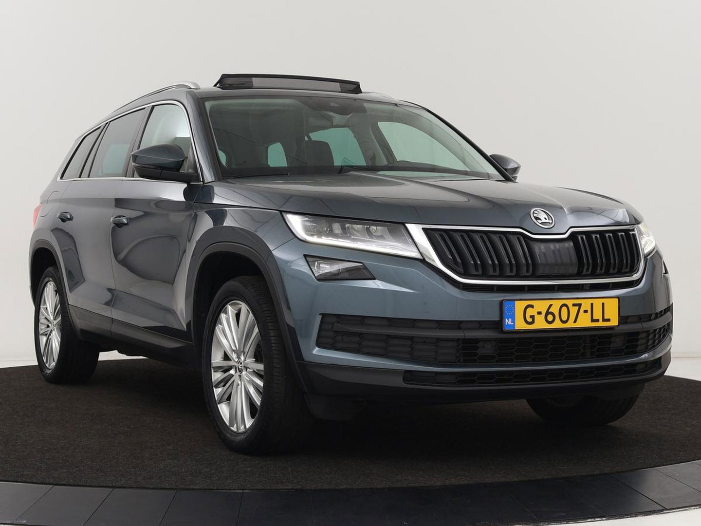 Škoda Kodiaq 1.5 TSI Business Edition | Panoramadak | Stoelverwarming | Adaptive cruise | Trekhaak | Virtual Cockpit | Canton Sound | Keyless | Camera | Navigatie | Carplay | 19'' lichtmetalen velgen