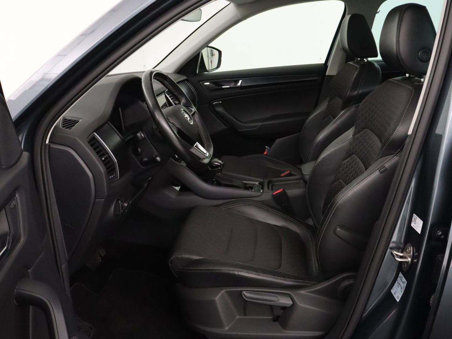Škoda Kodiaq 1.5 TSI Business Edition | Panoramadak | Stoelverwarming | Adaptive cruise | Trekhaak | Virtual Cockpit | Canton Sound | Keyless | Camera | Navigatie | Carplay | 19'' lichtmetalen velgen