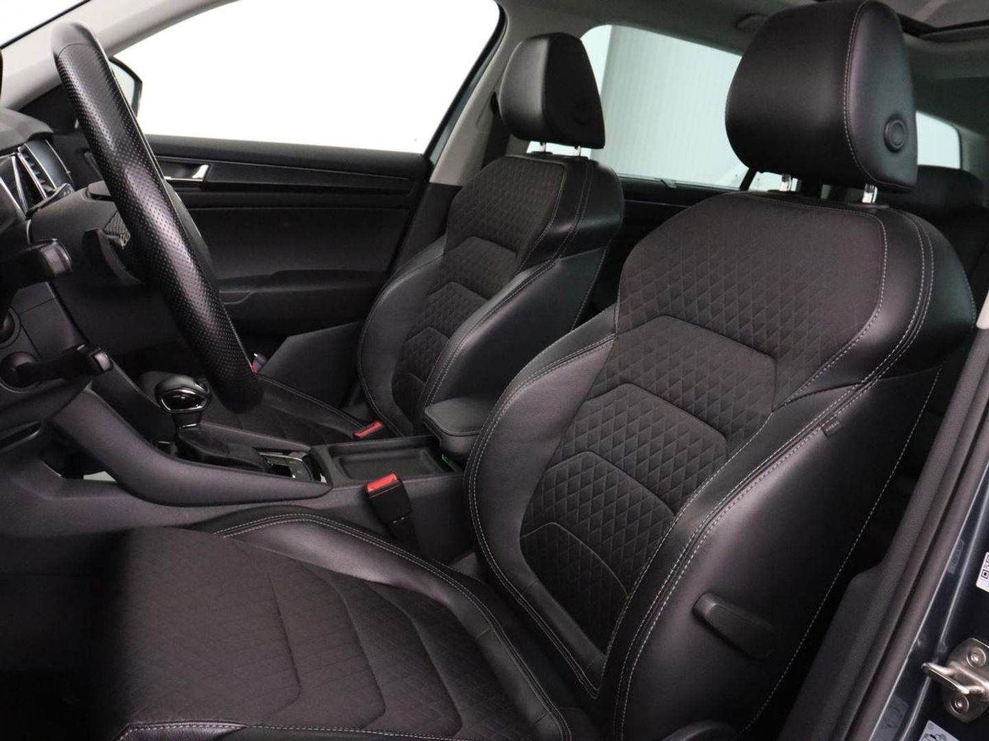 Škoda Kodiaq 1.5 TSI Business Edition | Panoramadak | Stoelverwarming | Adaptive cruise | Trekhaak | Virtual Cockpit | Canton Sound | Keyless | Camera | Navigatie | Carplay | 19'' lichtmetalen velgen