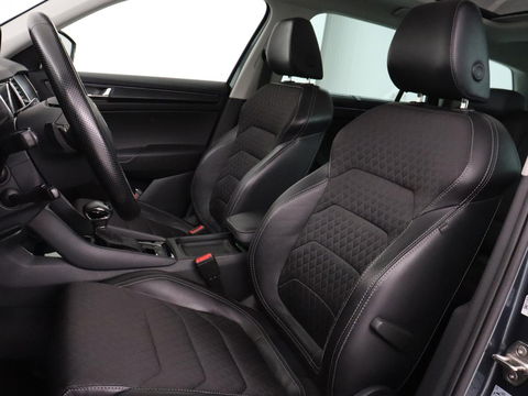 Škoda Kodiaq 1.5 TSI Business Edition | Panoramadak | Stoelverwarming | Adaptive cruise | Trekhaak | Virtual Cockpit | Canton Sound | Keyless | Camera | Navigatie | Carplay | 19'' lichtmetalen velgen