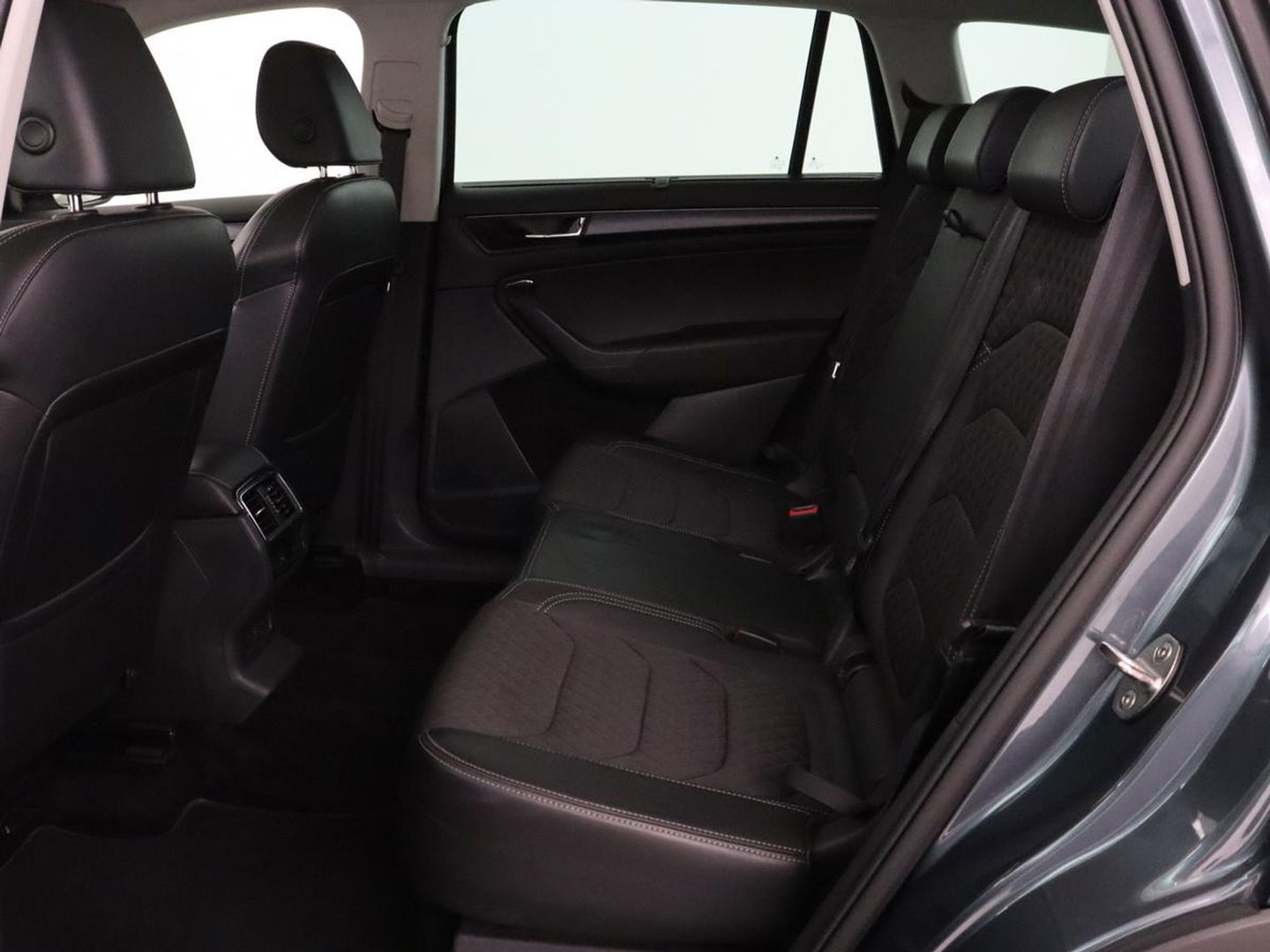 Škoda Kodiaq 1.5 TSI Business Edition | Panoramadak | Stoelverwarming | Adaptive cruise | Trekhaak | Virtual Cockpit | Canton Sound | Keyless | Camera | Navigatie | Carplay | 19'' lichtmetalen velgen