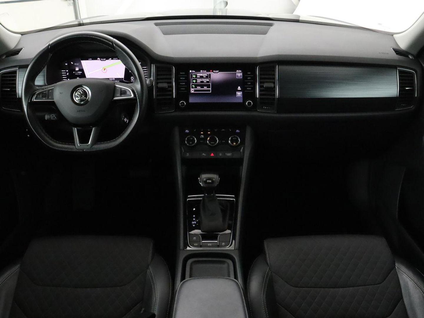 Škoda Kodiaq 1.5 TSI Business Edition | Panoramadak | Stoelverwarming | Adaptive cruise | Trekhaak | Virtual Cockpit | Canton Sound | Keyless | Camera | Navigatie | Carplay | 19'' lichtmetalen velgen
