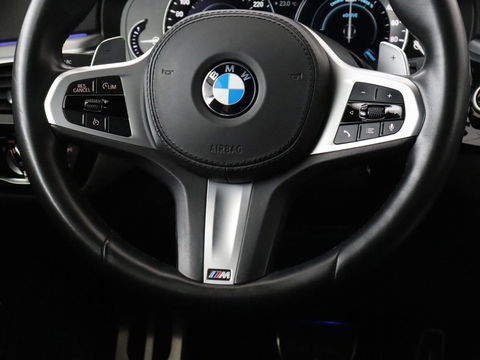 BMW 5 Serie 530e M Sport | Alcantara | Stoelverwarming | Trekhaak | Camera | Sfeerverlichting | Park Assist | Sportstoelen | Navigatie