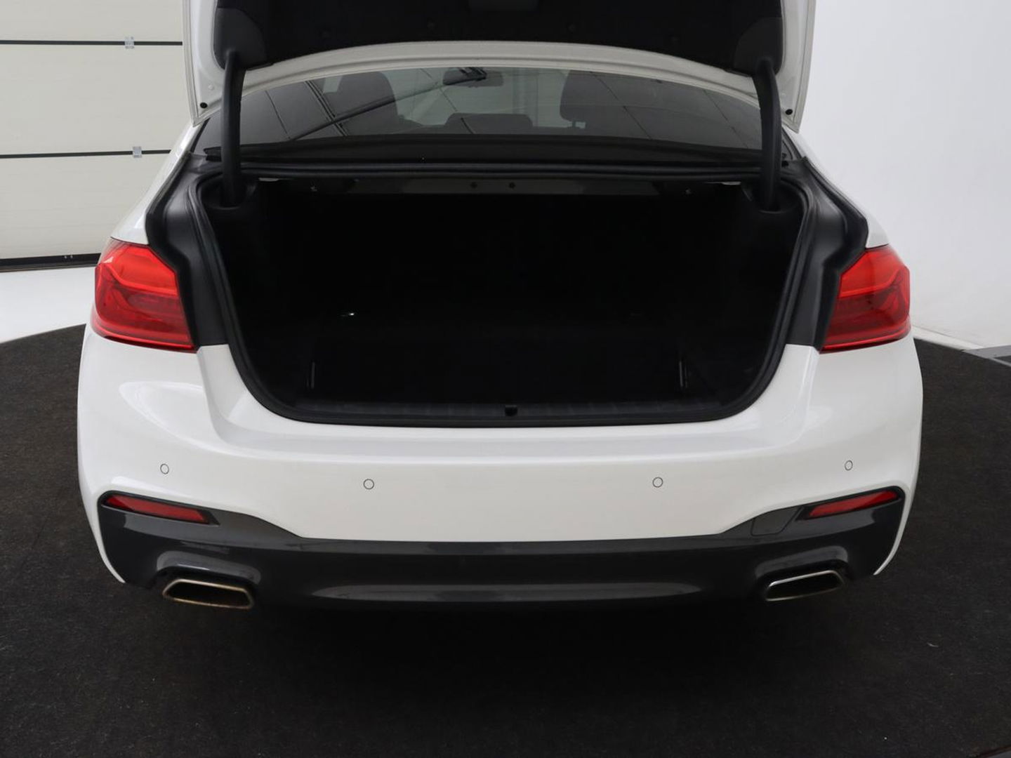 BMW 5 Serie 530e M Sport | Alcantara | Stoelverwarming | Trekhaak | Camera | Sfeerverlichting | Park Assist | Sportstoelen | Navigatie