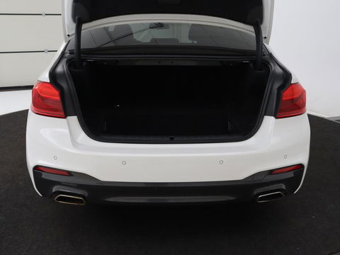 BMW 5 Serie 530e M Sport | Alcantara | Stoelverwarming | Trekhaak | Camera | Sfeerverlichting | Park Assist | Sportstoelen | Navigatie