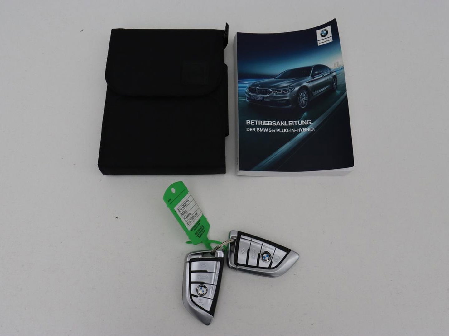 BMW 5 Serie 530e M Sport | Alcantara | Stoelverwarming | Trekhaak | Camera | Sfeerverlichting | Park Assist | Sportstoelen | Navigatie