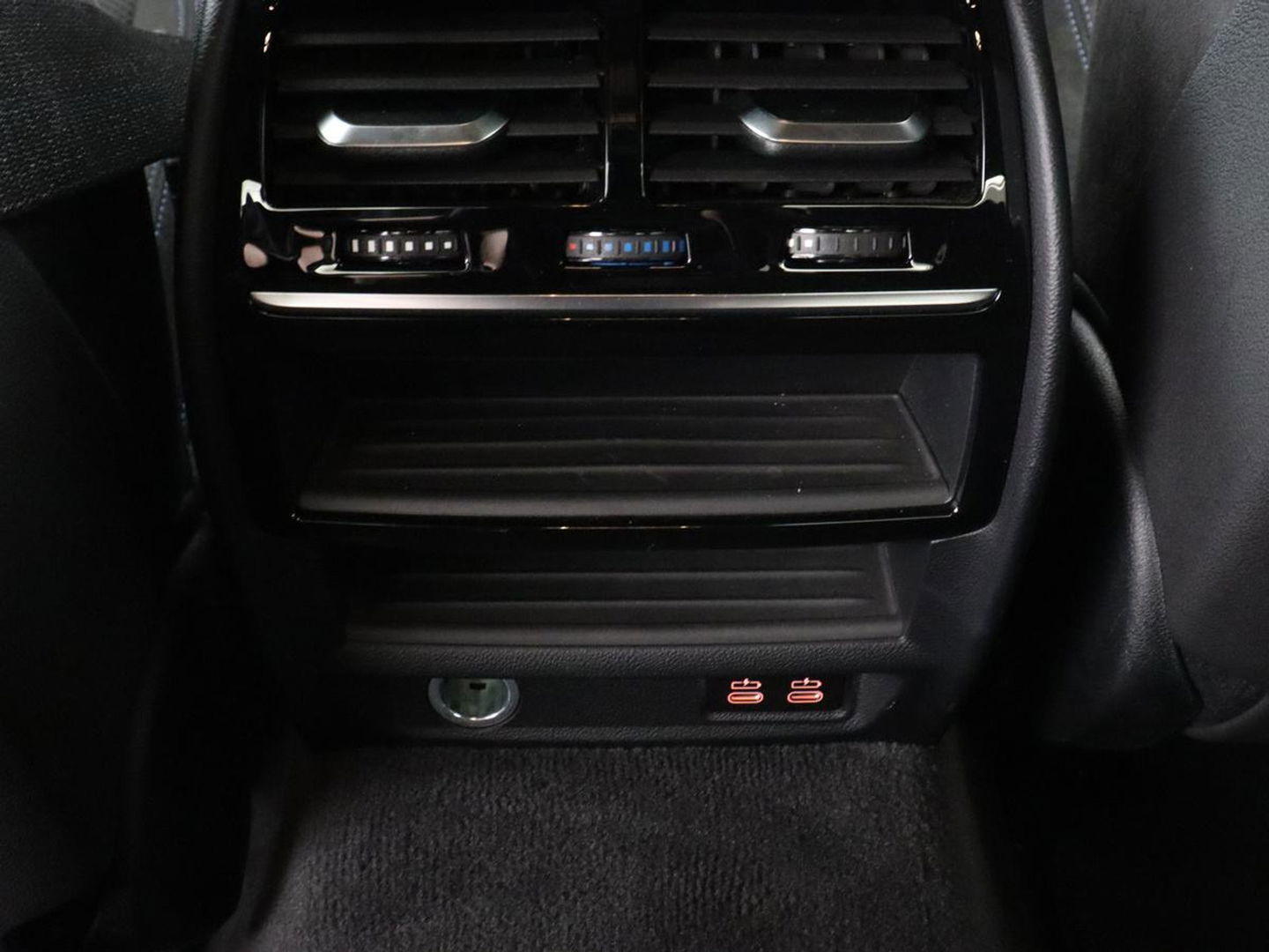 BMW 5 Serie 530e M Sport | Alcantara | Stoelverwarming | Trekhaak | Camera | Sfeerverlichting | Park Assist | Sportstoelen | Navigatie