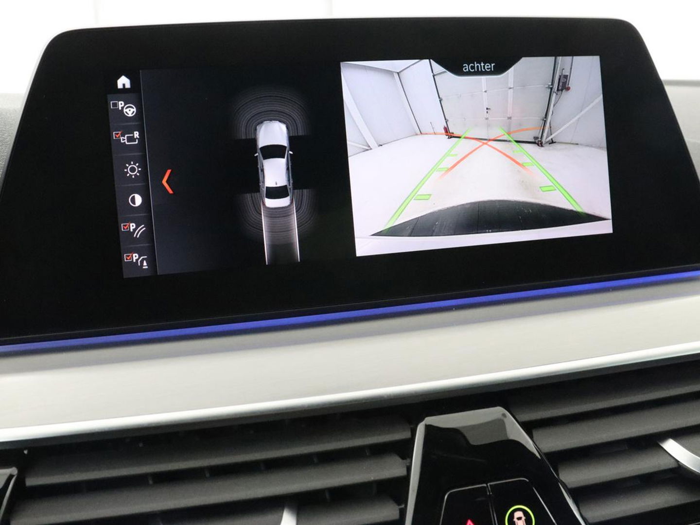 BMW 5 Serie 530e M Sport | Alcantara | Stoelverwarming | Trekhaak | Camera | Sfeerverlichting | Park Assist | Sportstoelen | Navigatie