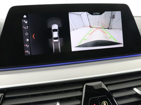 BMW 5 Serie 530e M Sport | Alcantara | Stoelverwarming | Trekhaak | Camera | Sfeerverlichting | Park Assist | Sportstoelen | Navigatie