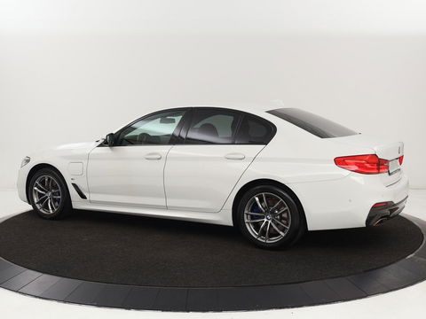 BMW 5 Serie 530e M Sport | Alcantara | Stoelverwarming | Trekhaak | Camera | Sfeerverlichting | Park Assist | Sportstoelen | Navigatie
