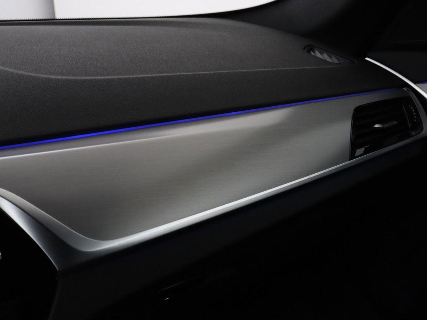 BMW 5 Serie 530e M Sport | Alcantara | Stoelverwarming | Trekhaak | Camera | Sfeerverlichting | Park Assist | Sportstoelen | Navigatie