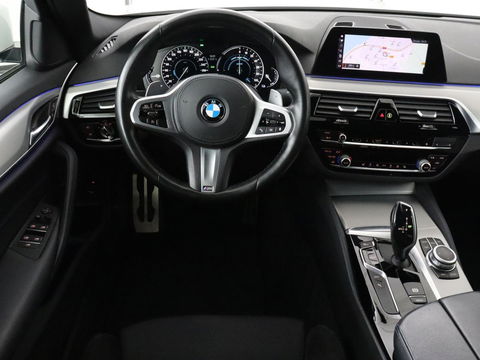 BMW 5 Serie 530e M Sport | Alcantara | Stoelverwarming | Trekhaak | Camera | Sfeerverlichting | Park Assist | Sportstoelen | Navigatie