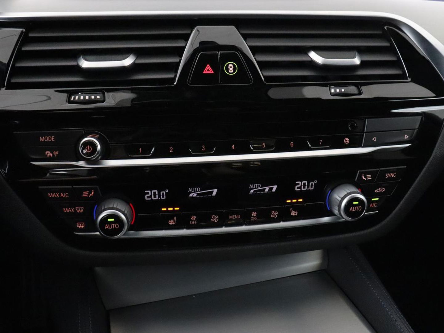 BMW 5 Serie 530e M Sport | Alcantara | Stoelverwarming | Trekhaak | Camera | Sfeerverlichting | Park Assist | Sportstoelen | Navigatie